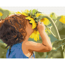 Дитина поруч з соняшником