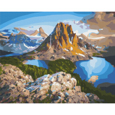 Озера біля скель гори