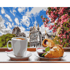 Кава з круасаном на фоні собору