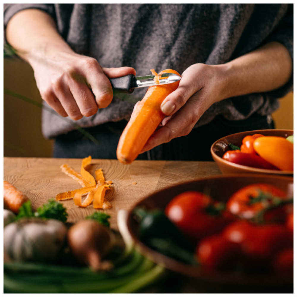 Овочечистка Fiskars Essential 6 см (1065585)