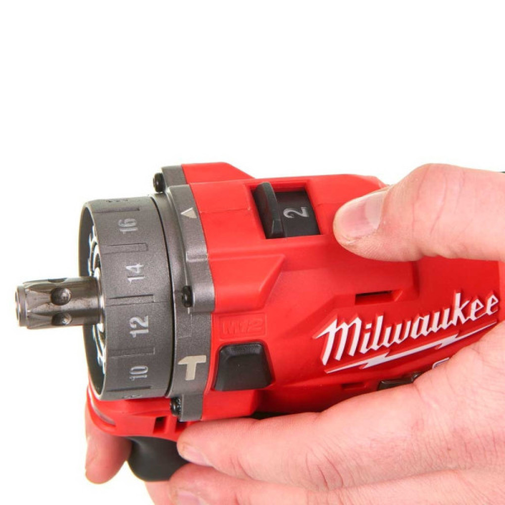 Шуруповерт Milwaukee M12 FPDXKIT-202X, 44Нм, 2x2Аг, 2 насадки, кейс (4933464138)