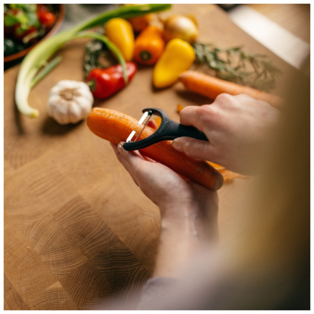 Овочечистка Fiskars Essential з поперечним лезом (1065599)