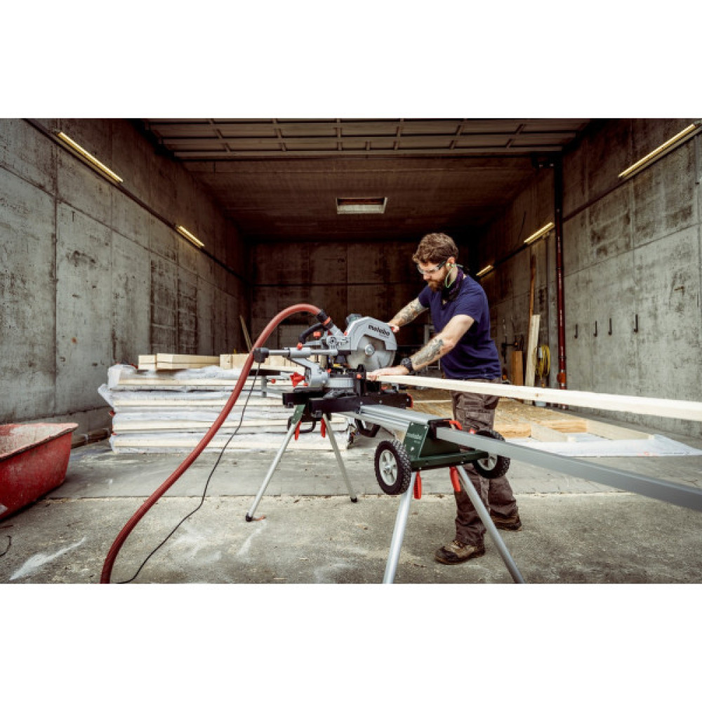 Пила торцювальна Metabo KGS 305M з протяжкою 1600Вт диск 305мм 18.6кг