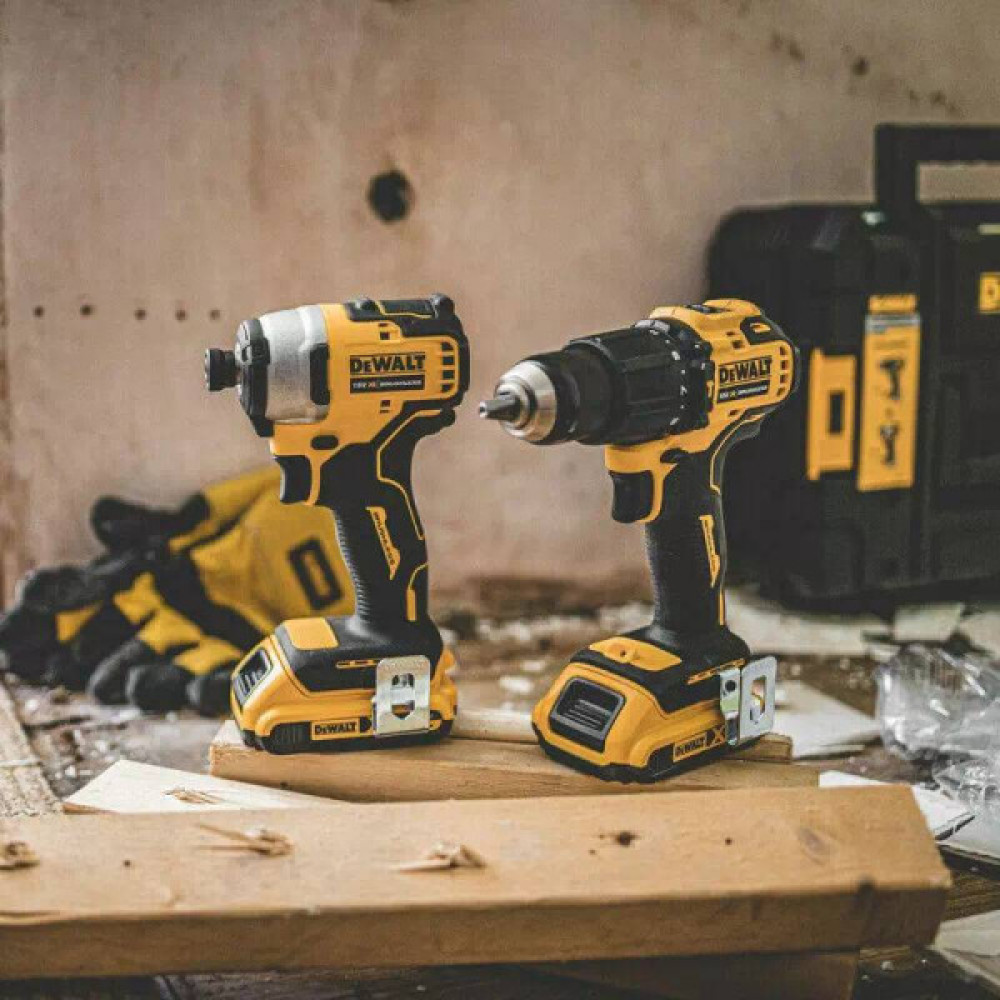 Набір із двох акумуляторних інструментів DeWalt 18В XR дриль-шурупокрут DCD709 шурупокрут ударний DCF80 акб 2х2А·год ЗП та кейс 5.9кг