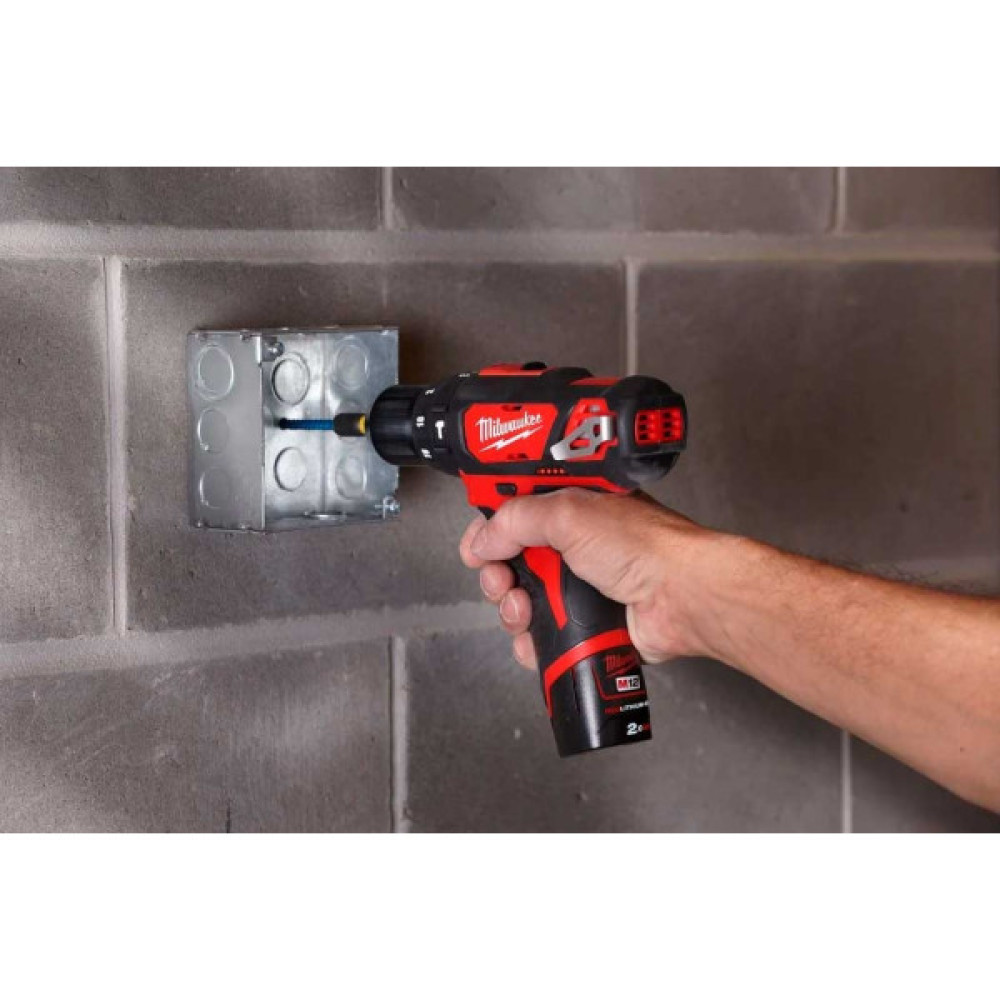 Шурупокрут-дриль акумуляторний Milwaukee M12 BPD-202C 12В 2х2А·год 30Нм 0·1500об·хв ЗП C12C жилет кейс 1.2кг