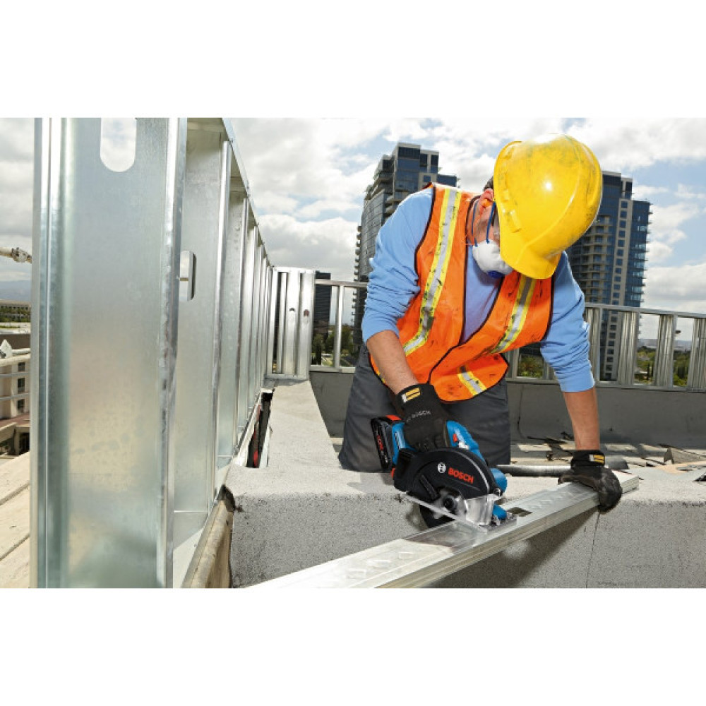 Пила дискова акумуляторна Bosch Professional GKM 18V-50 18В 2х5А·год 136мм 4250об/хв 2.2кг