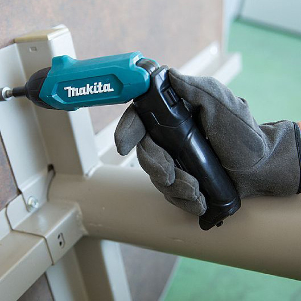 Шурупокрут акумуляторний Makita DF001DW 3.6В 1х1.5А·год 4Нм 220об/хв набір приладдя 81шт 0.36кг