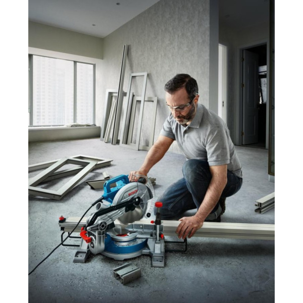 Пила торцювальна Bosch Professional GCM 216 1300Вт диск 216мм 10.1кг