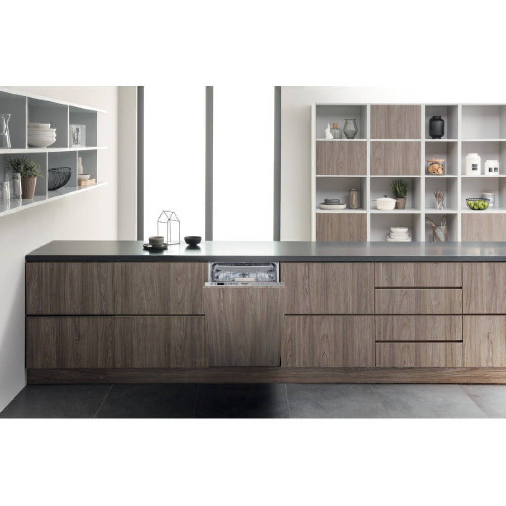 Посудомийна машина Hotpoint вбудована, 10компл., A++, 45см, дисплей, 3й кошик, білий