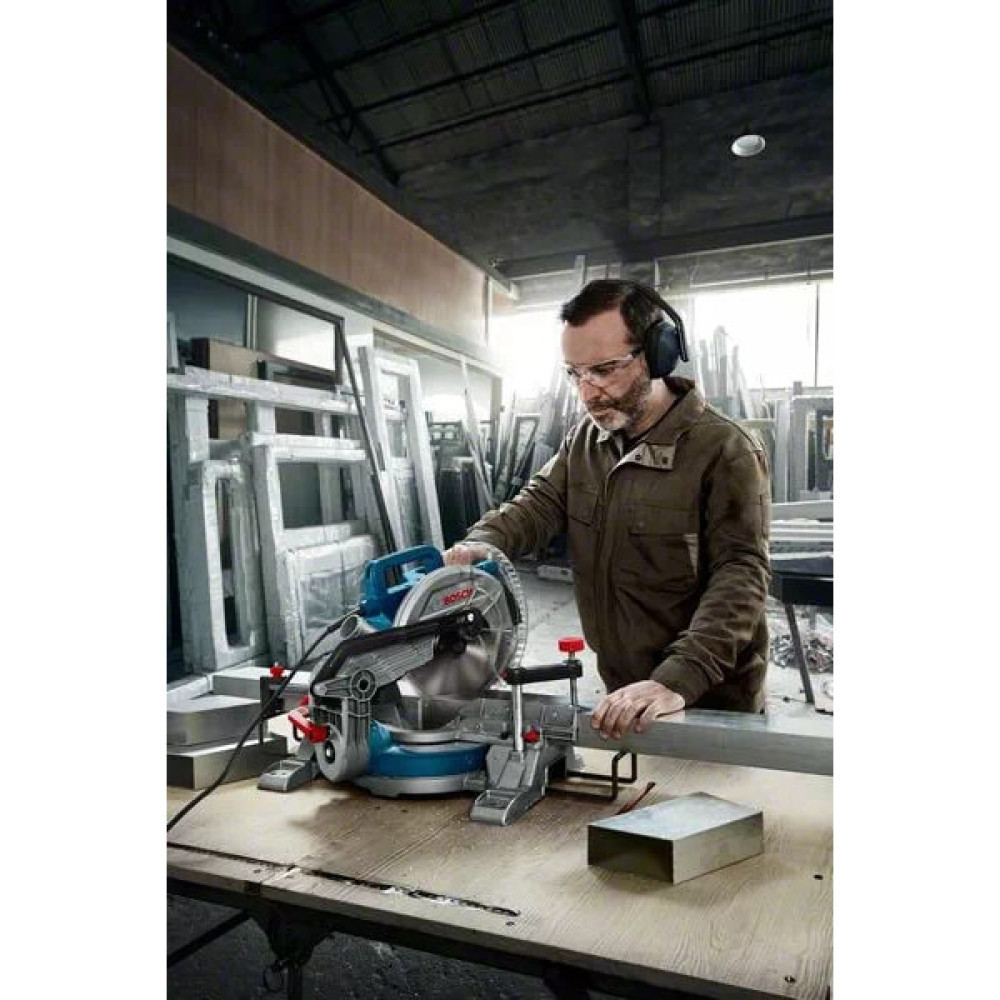 Пила торцювальна Bosch Professional GCM 216 1300Вт диск 216мм 10.1кг
