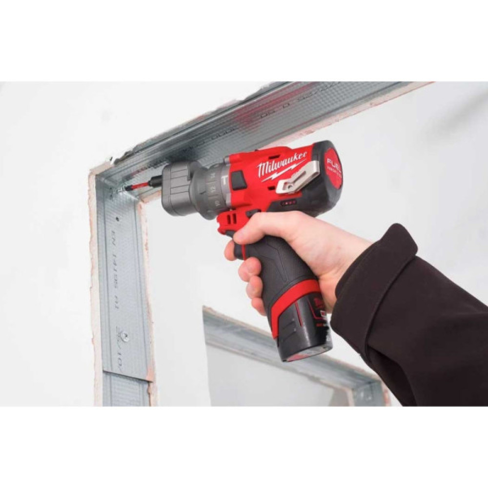 Шуруповерт Milwaukee M12 FPDXKIT-202X, 44Нм, 2x2Аг, 2 насадки, кейс (4933464138)