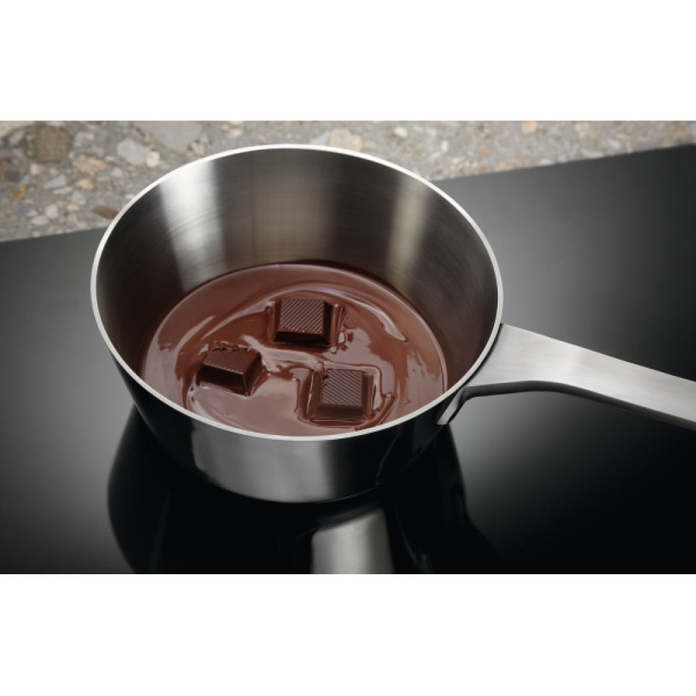 Варильна поверхня Electrolux індукційна, 60см, розширена зона, датчик кипіння, датчик смаження, Hob2Hood, чорний