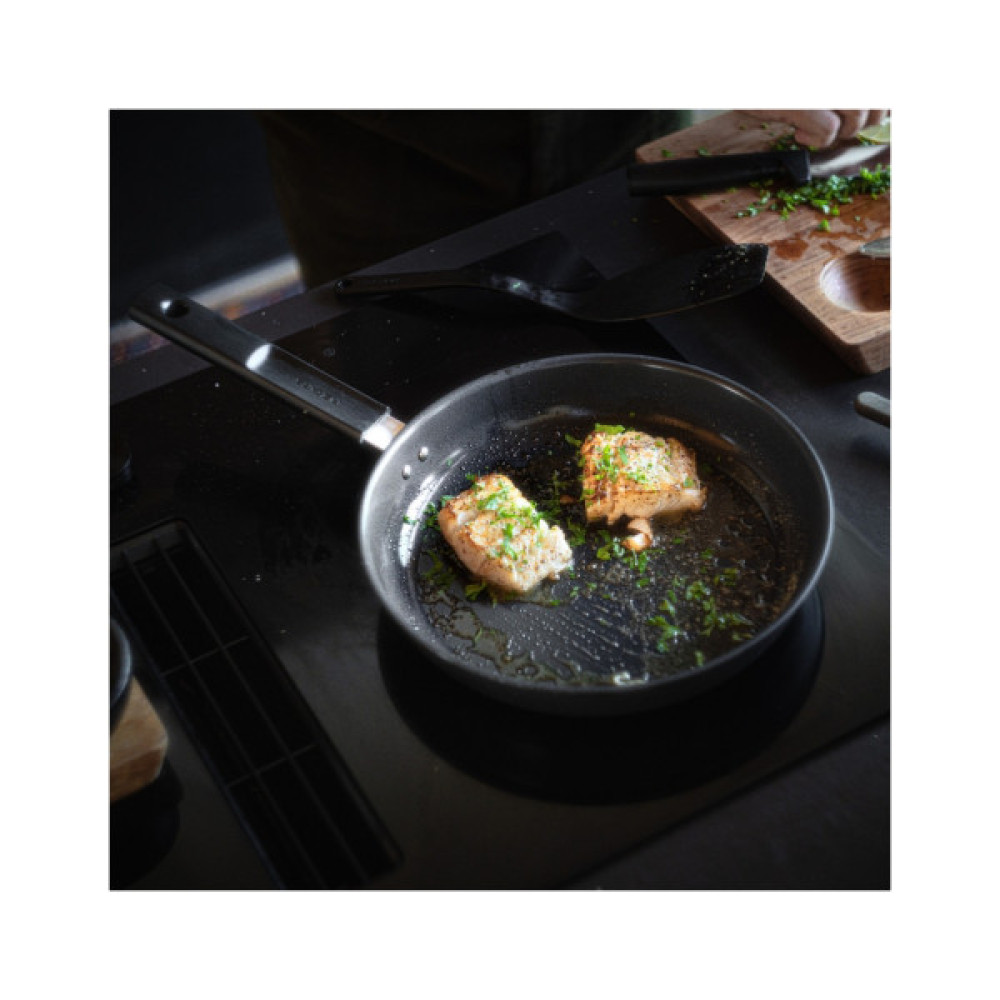 Сотейник Fiskars Hard Face 28 см (1075530)